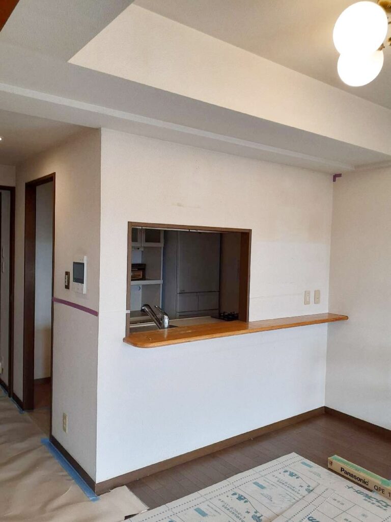 ｶｳﾝﾀｰから下の壁は残し、上部の壁は撤去します。ｲﾝﾀｰﾎﾝ等は移設します。