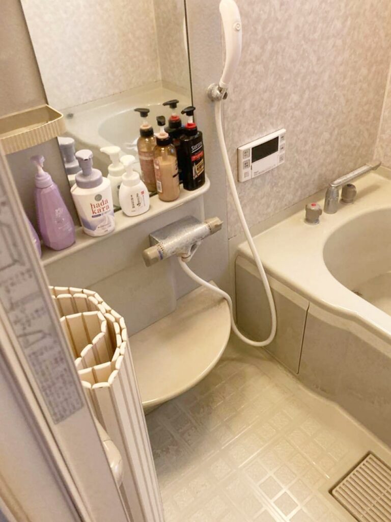 鏡・水栓・ｶｳﾝﾀｰ部分など、長年のご利用による汚れがみられました。