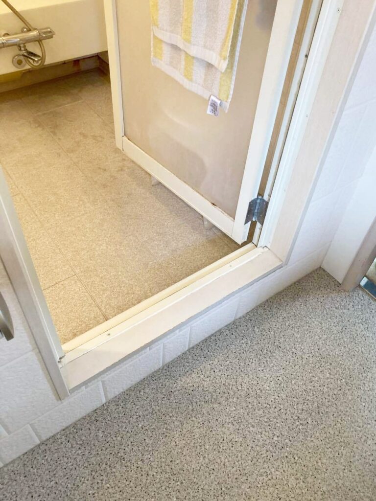 出入口の段差が高く、躓く危険がありました。