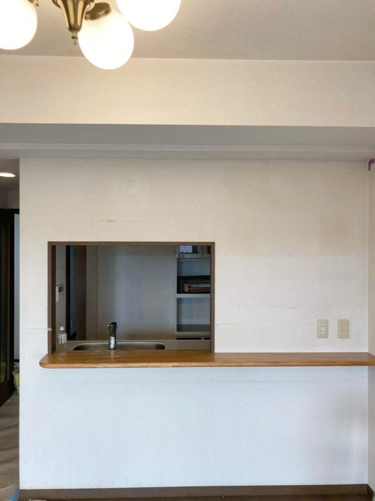 ｶｳﾝﾀｰは取り替え、下には収納を取り付けます。