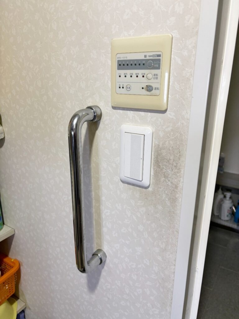 洗面所側の手摺も取り替えます。