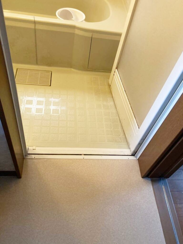 浴室と洗面所の間にはもともとそれほど段差はありませんでした。