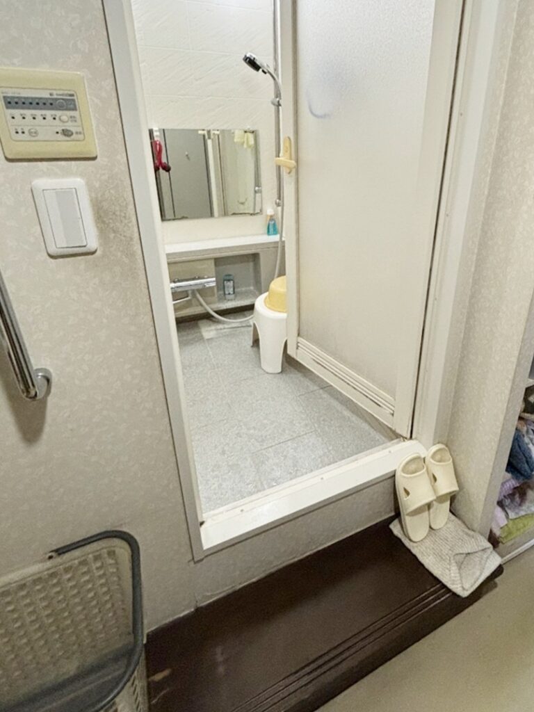 浴室出入口の段差が高く、出入りの際に躓く危険がありました。