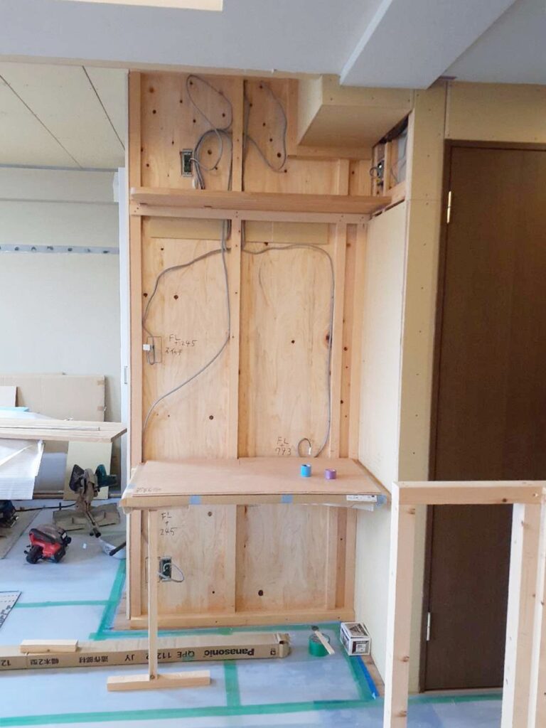 上部は棚、下部は机として使用します。