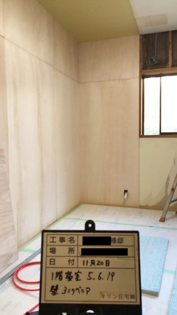 壁にﾍﾞﾆｱを貼りました。