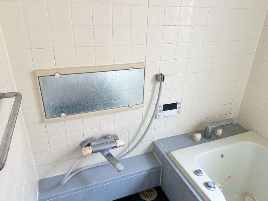 鏡や水栓金具など、落ち切らない水ｱｶの付着がみられました。