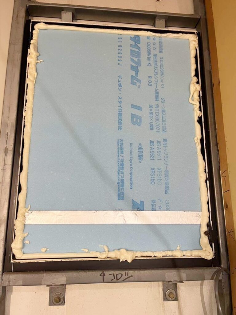 断熱材を入れ、窓を塞ぎます。