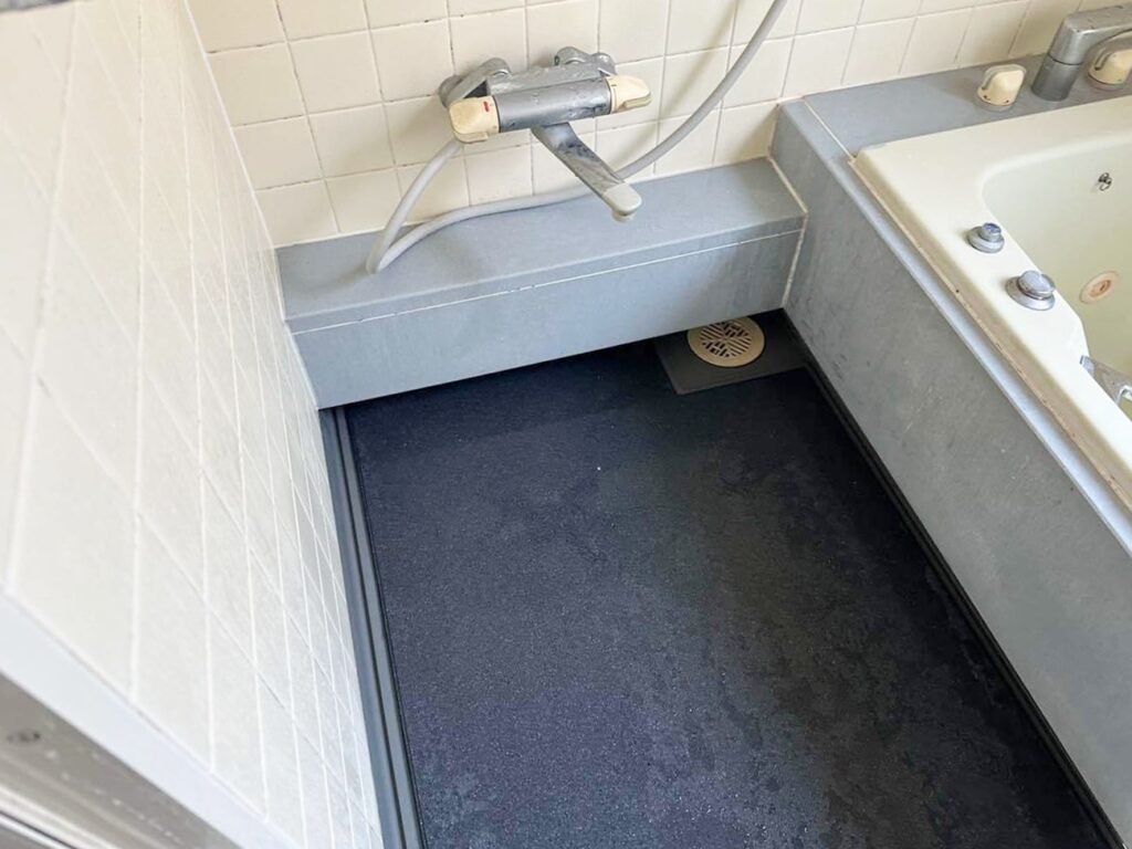 床下には断熱材を入れます。