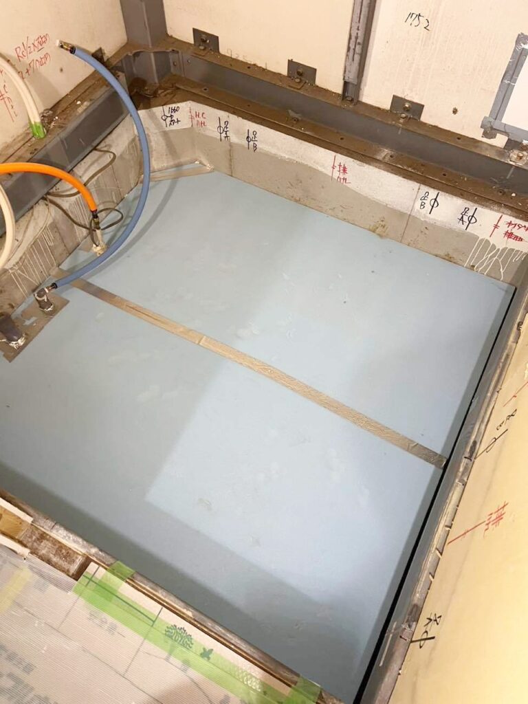 床下にも断熱材を入れます。