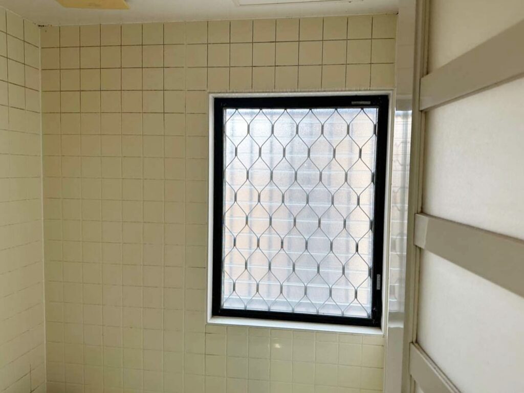 寒さの一因でもある窓は塞ぎます。