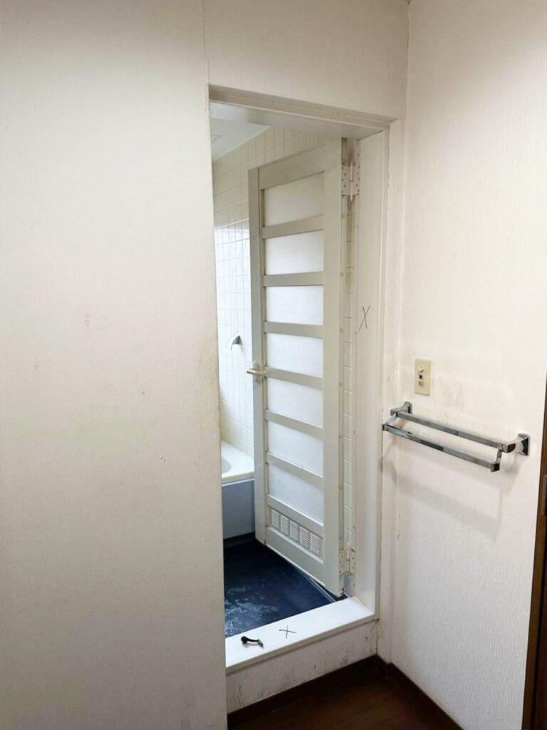 出入口付近の段差は20㎝以上あり、躓く危険がありました。