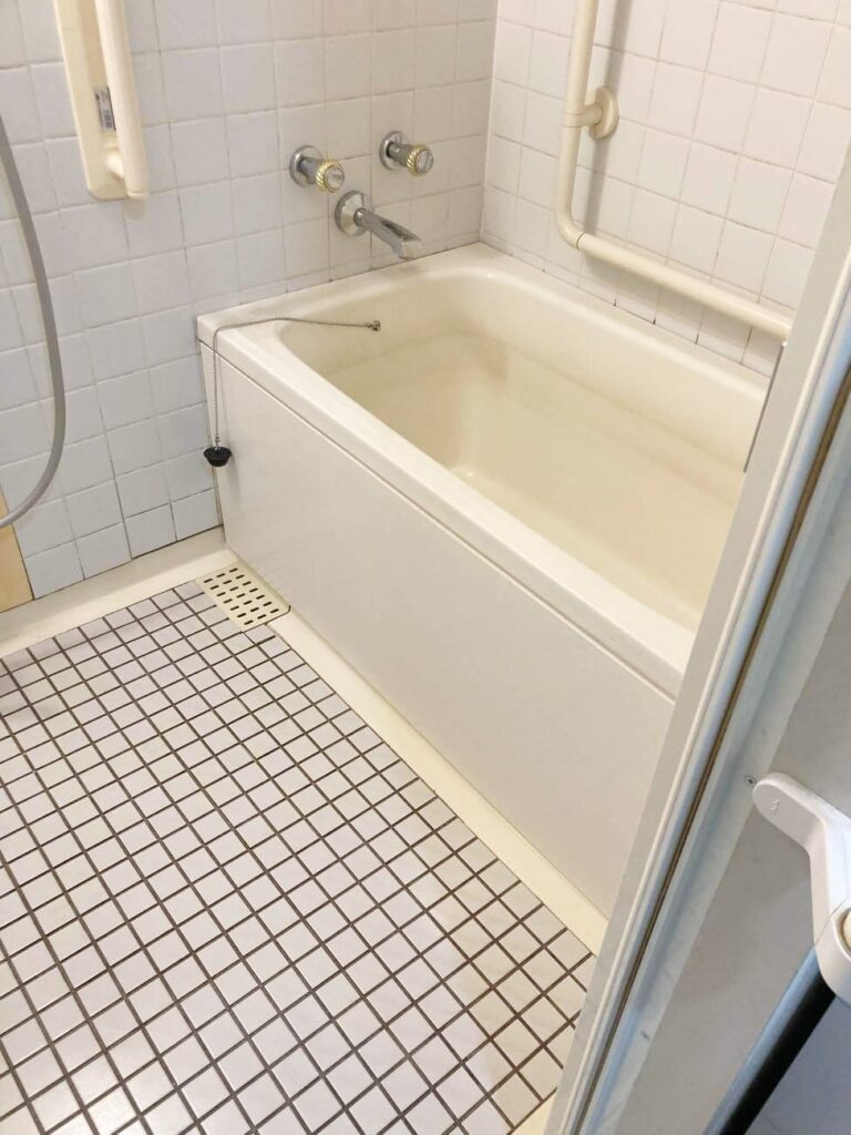 ﾀｲﾙ貼りでお手入れが大変です。