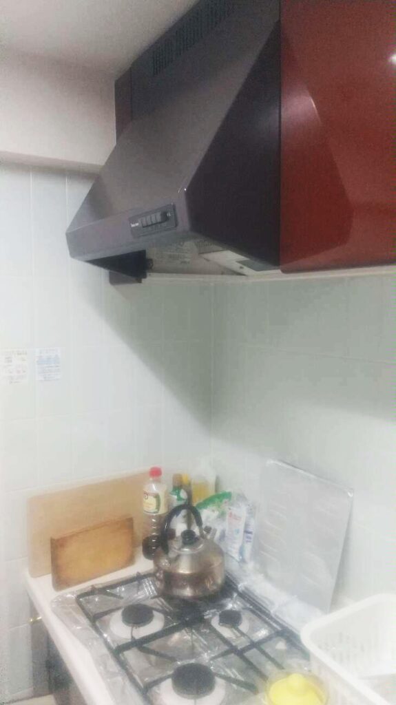 壁はﾀｲﾙで汚れやすく、お掃除が大変でした。