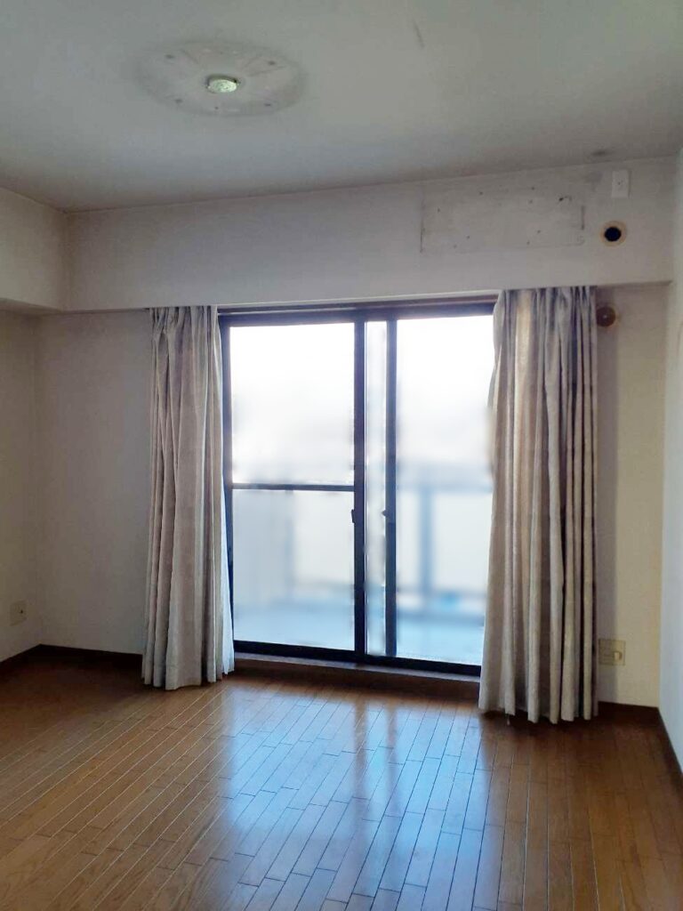 壁・天井のｸﾛｽを貼り替えます。窓枠と出窓枠は塗装します。