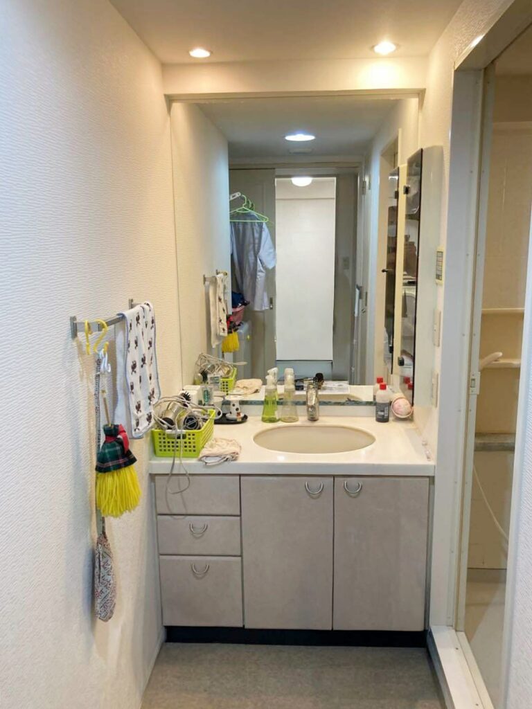 壁にある埋込収納は撤去します。