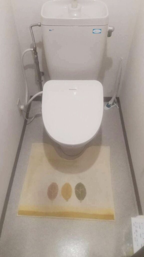 施工前のﾄｲﾚは配管が出ており、床のお掃除が大変でした。