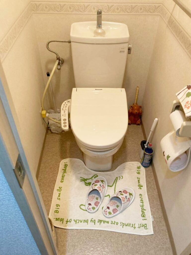 ﾄｲﾚは袖ﾘﾓｺﾝﾀｲﾌﾟで手狭な印象です。