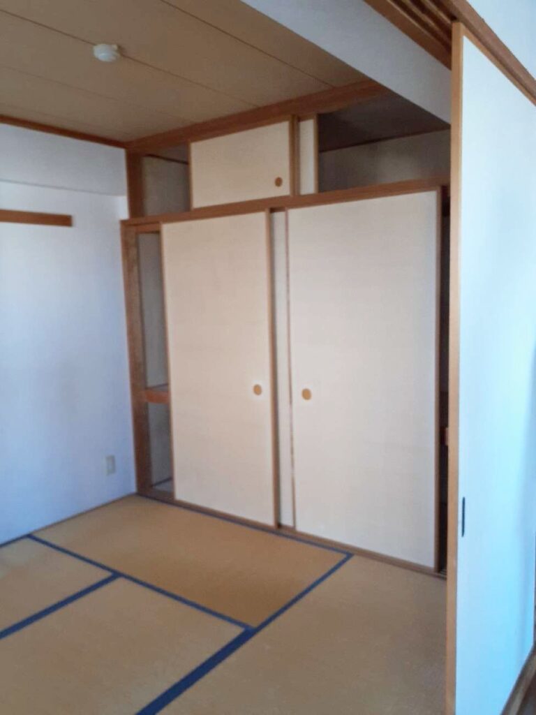 襖を貼り替えます。