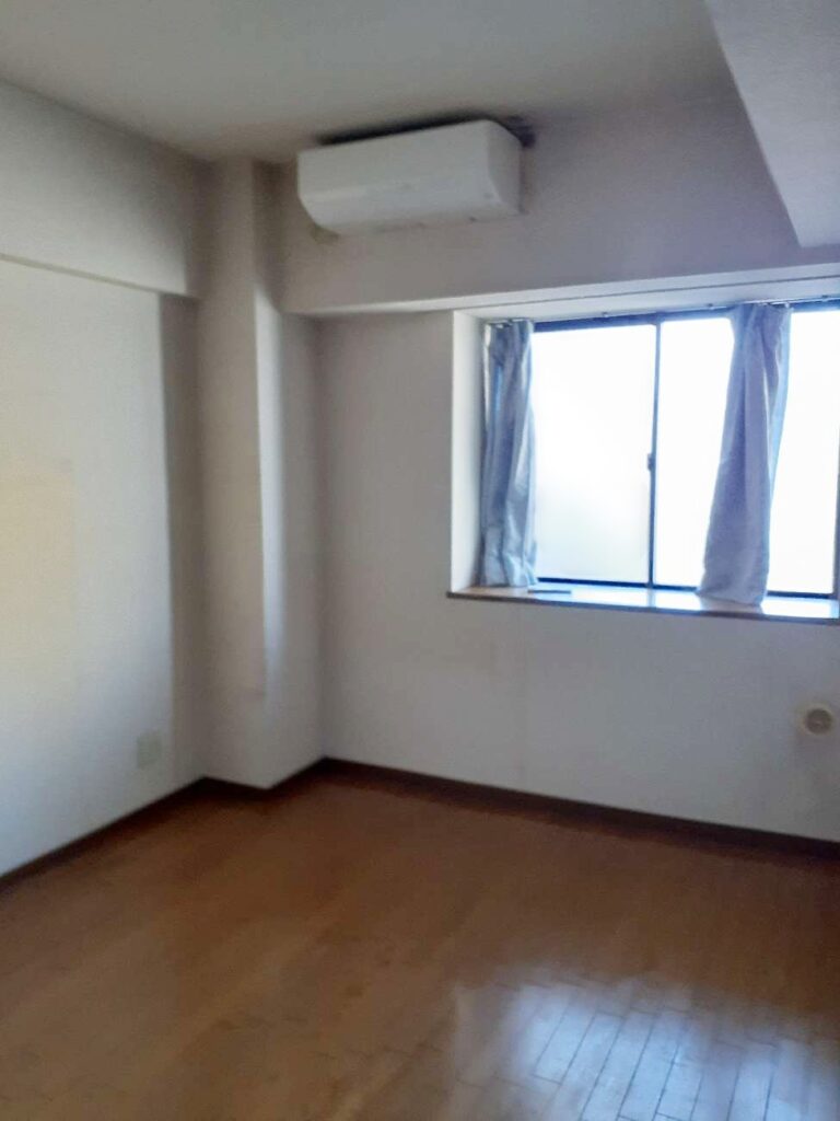 壁・天井のｸﾛｽを貼り替えます。