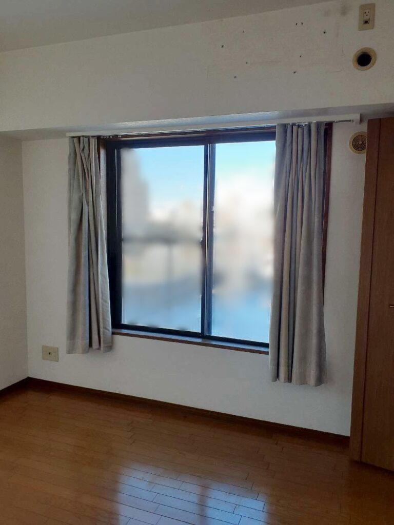 窓枠と出窓枠は塗装します。