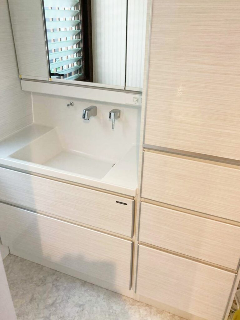 ﾎﾞｳﾙは一体形成で継ぎ目がなく汚れにくいです。また、ﾊｲﾊﾞｯｸｶｳﾝﾀｰなので、使用中の水ﾊﾈなどもしっかりと防ぎます。