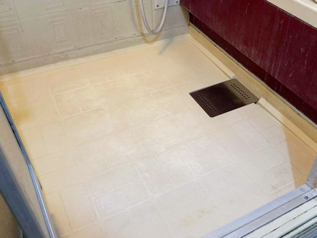 床全体も汚れが落ちにくくなり、濡れると滑る危険がありました。