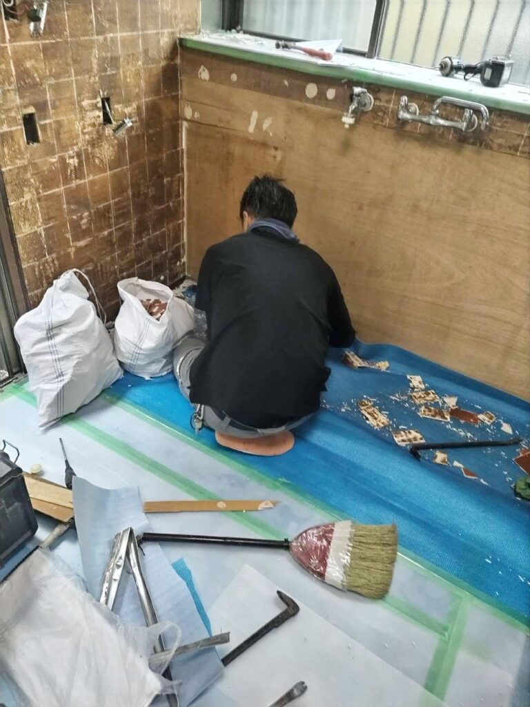 ｷｯﾁﾝ解体中。