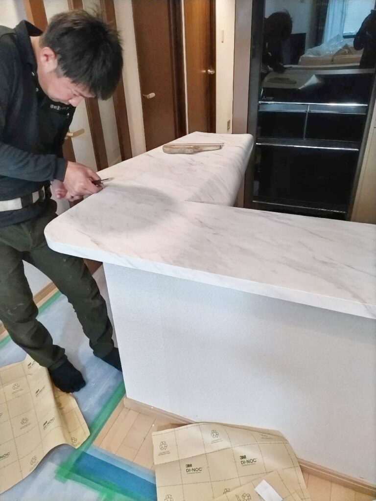 ｶｳﾝﾀｰにﾌｨﾙﾑを貼っています。