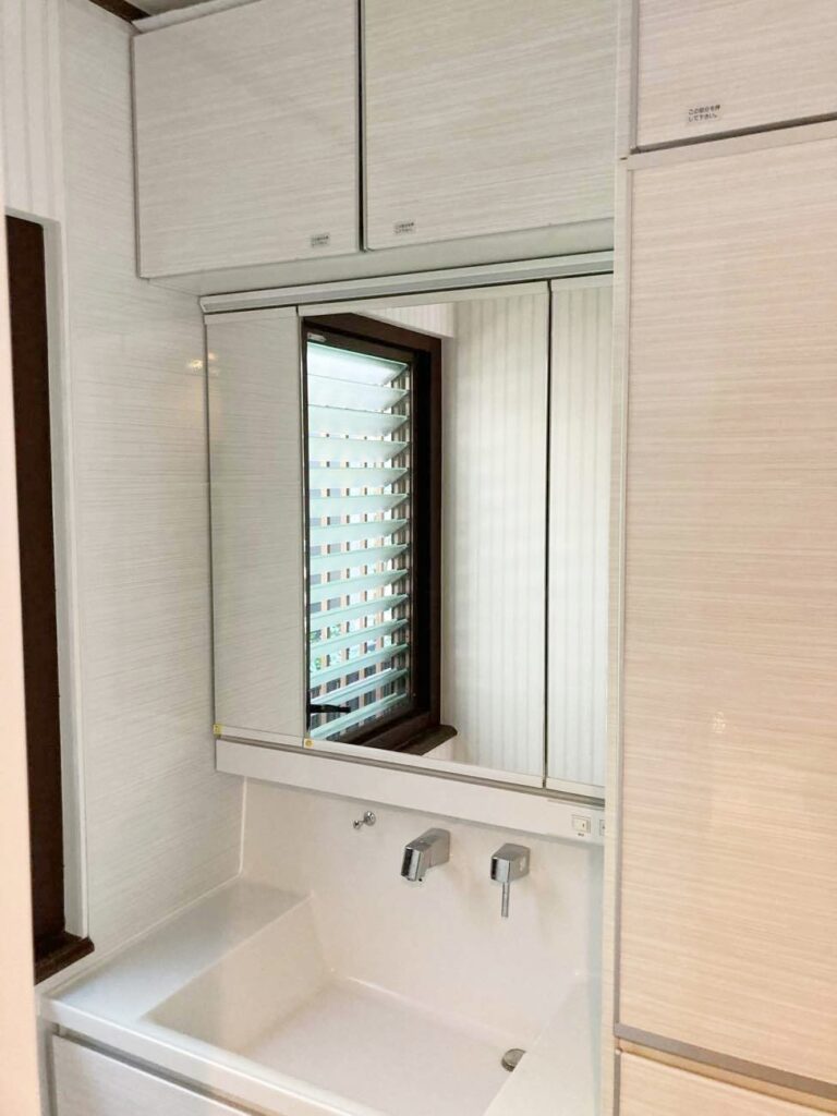 鏡の中も収納ｽﾍﾟｰｽになっているので、使用頻度の高い物をしまっておくと便利です。