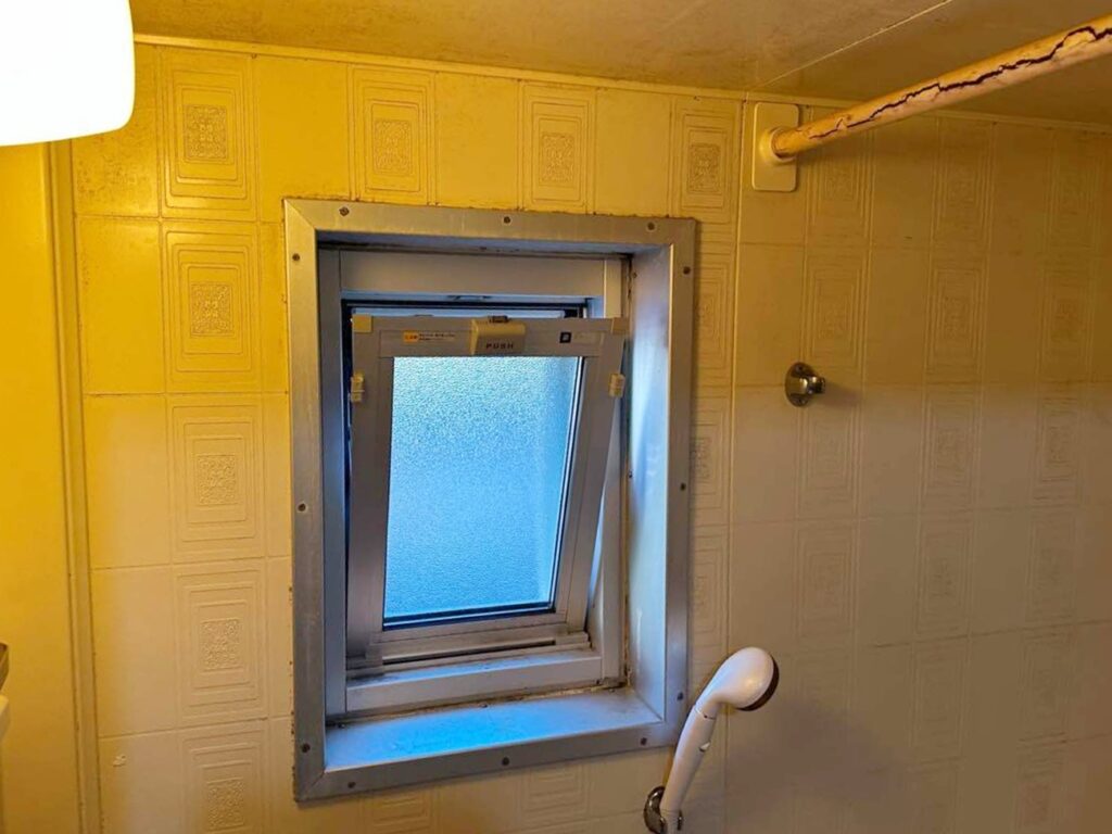 模様入りの壁は凹凸があり、汚れが溜まりやすい形状でした。