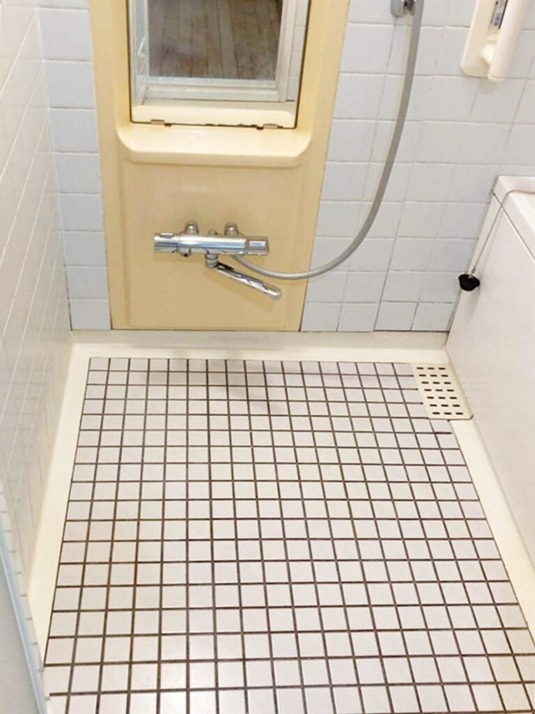 床もﾀｲﾙで、触るとﾋﾔｯとしていました。