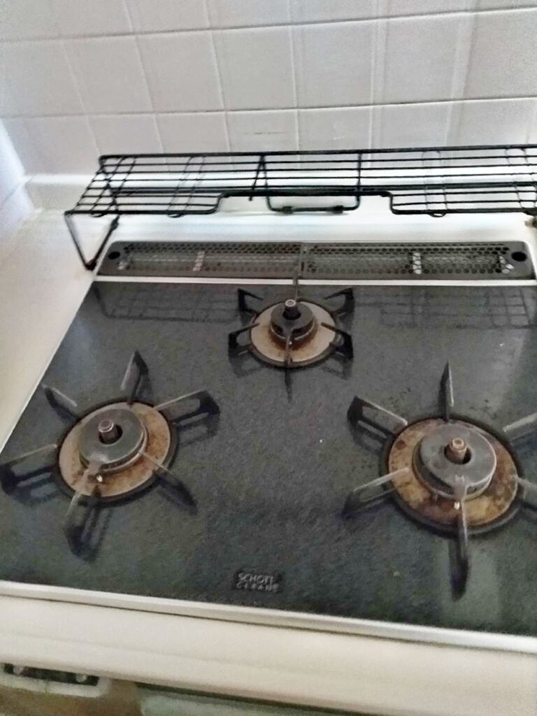 五徳やﾊﾞｰﾅｰ回りが汚れていました。今回IHに取り替えます。