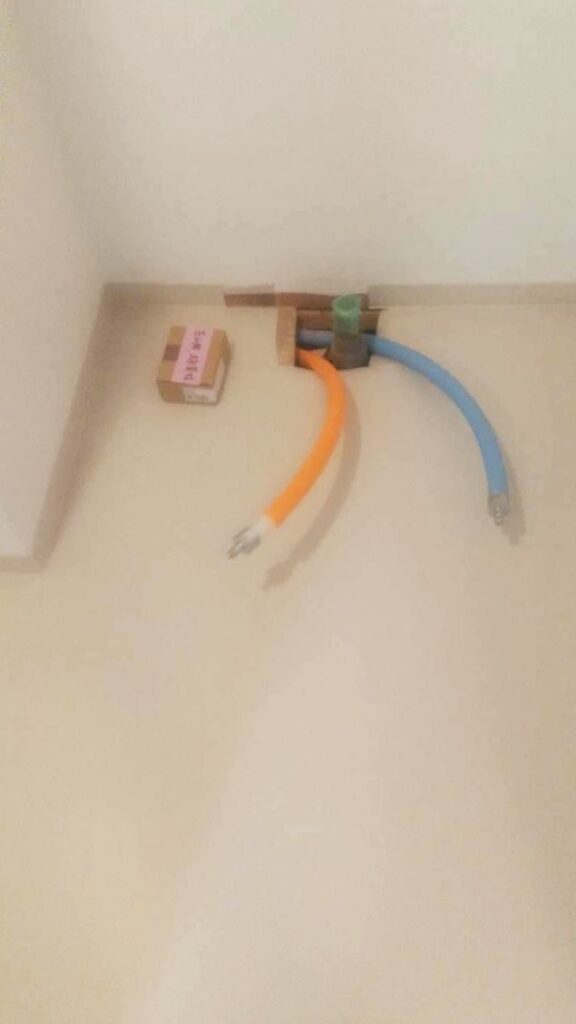 洗面台施工中。