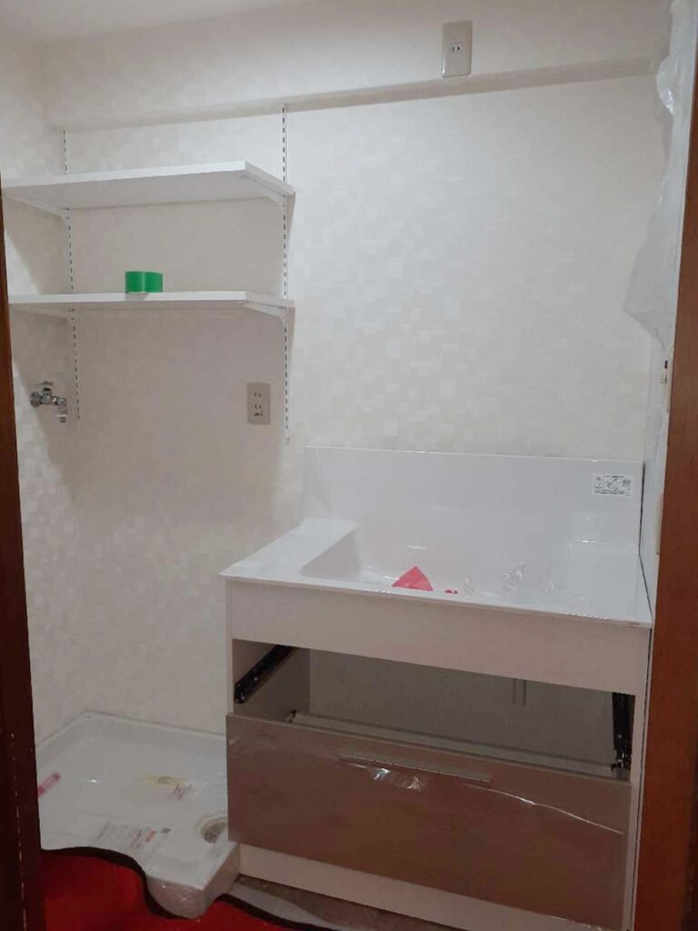 既存洗面台を撤去し、新規洗面台と可動棚を設置しました。