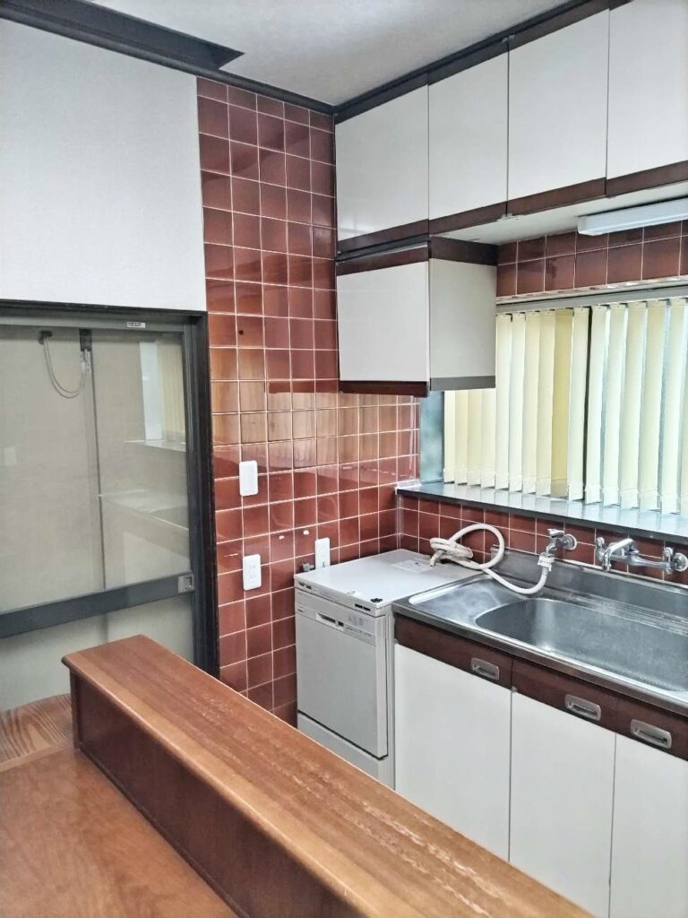 端にあった食洗器は撤去し
間口いっぱいのｷｯﾁﾝにして
家電を置けるようにします。