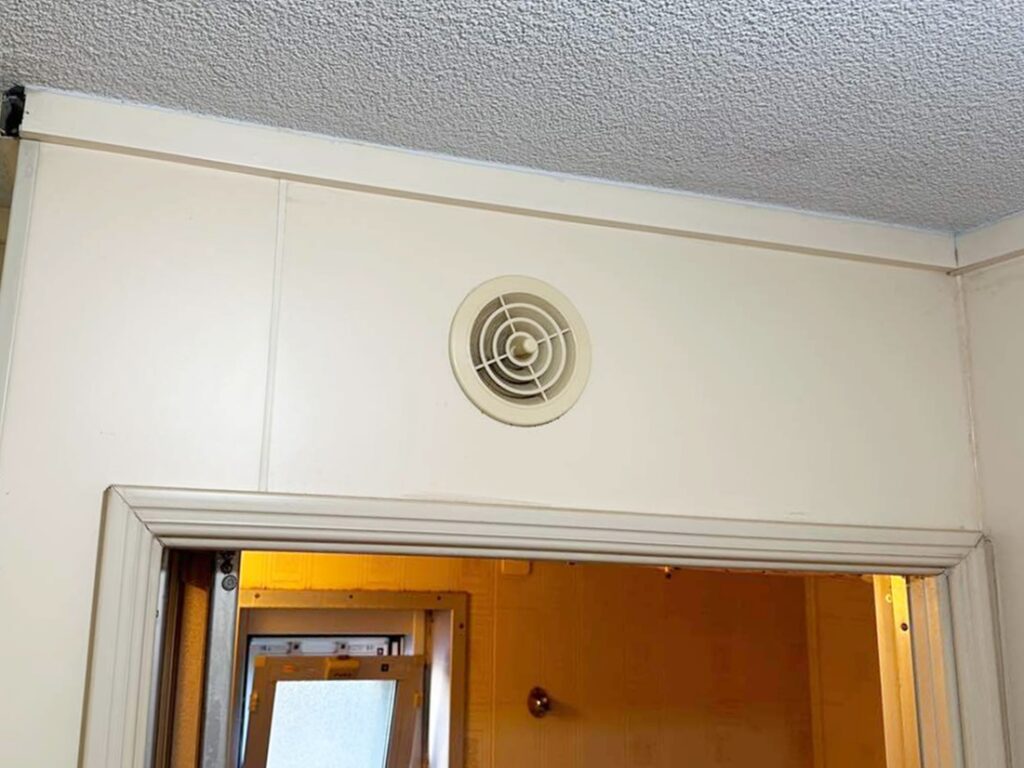 洗面所との換気口も取り替えます。