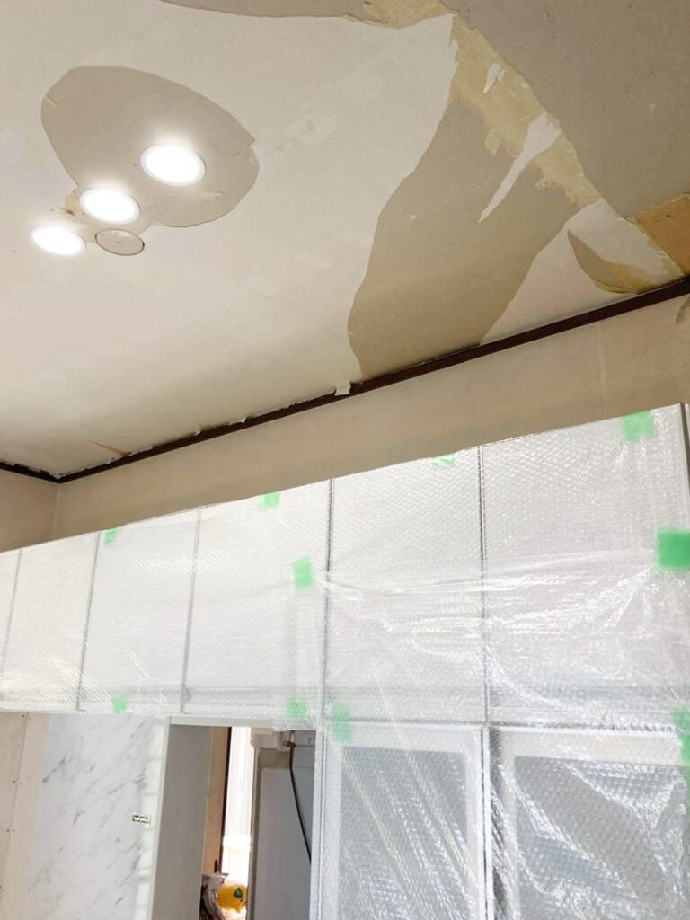 ｷｯﾁﾝ天井ｸﾛｽ施工中。