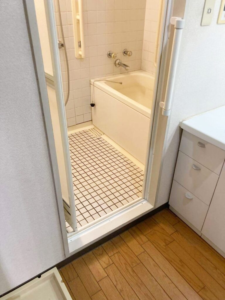 出入口は段差がありました。