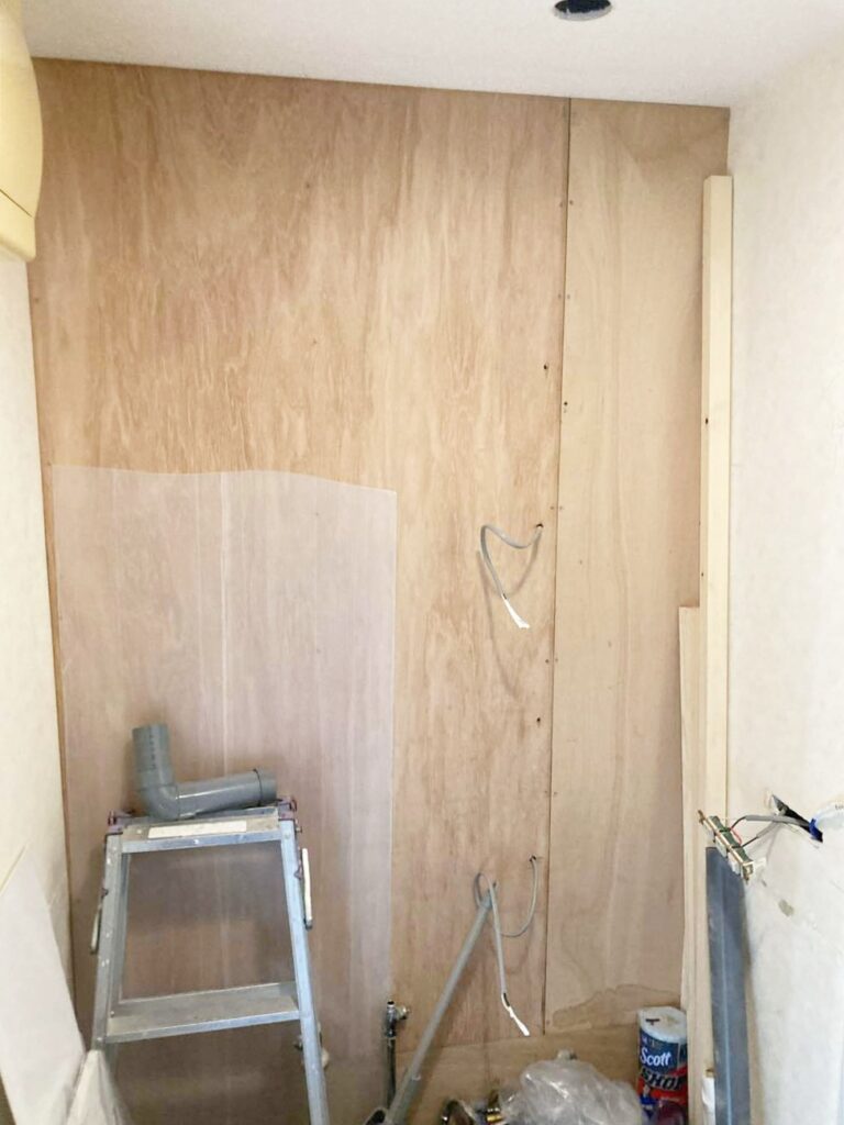 既存洗面台撤去、下地作成。