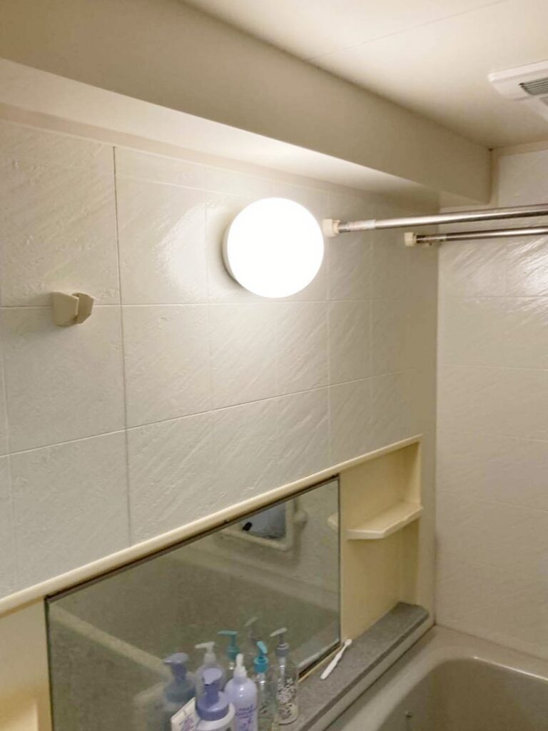 鏡や照明など、長年のご使用で水ｱｶなどの固着がみられました。