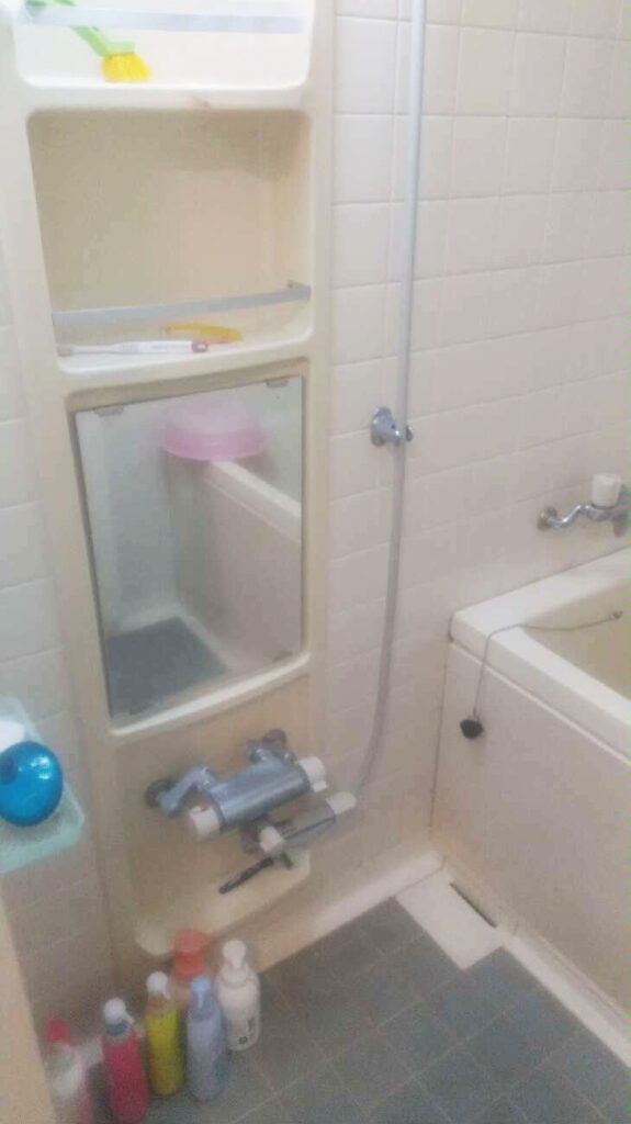 鏡や水栓などにも経年劣化がみられました。