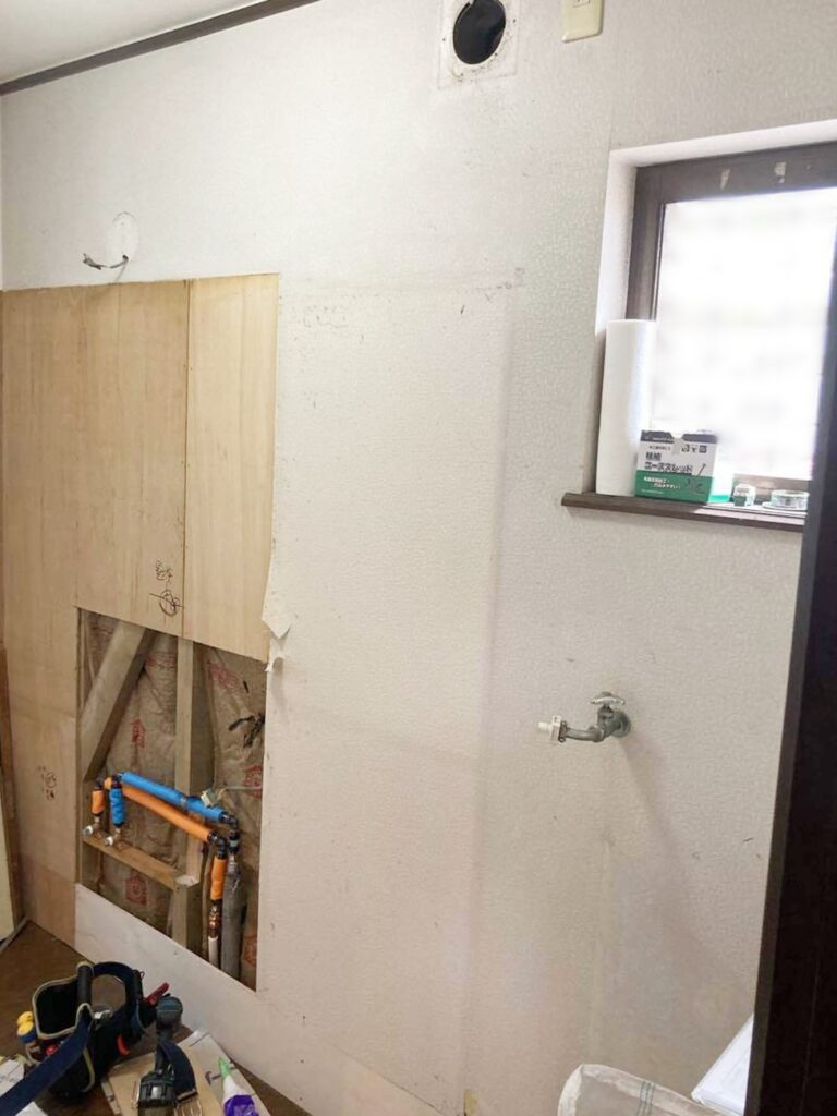 洗面化粧台解体中。