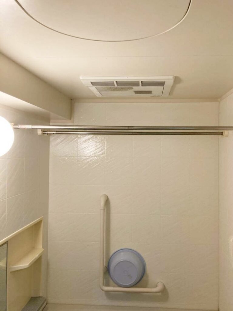 施工前の換気扇は凹凸があり、埃が溜まりやすい印象です。