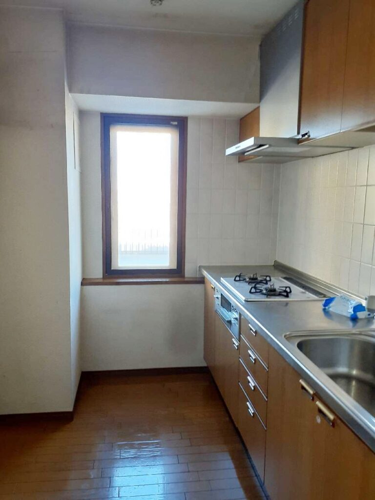 水栓を取り替え、ｸﾛｽを貼り替えます。窓枠と出窓枠は塗装します。