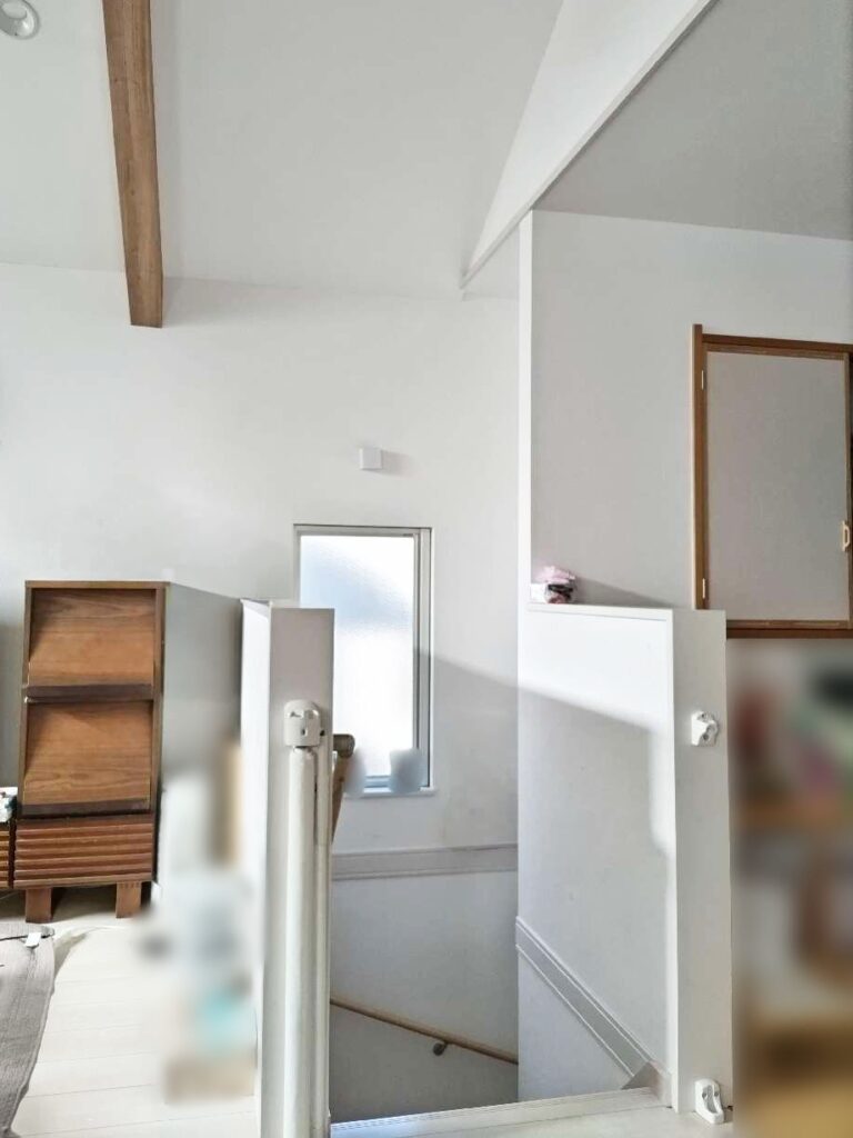 天井が高く、階段が吹き抜けになっている為、冷暖房の効きが良くありませんでした。