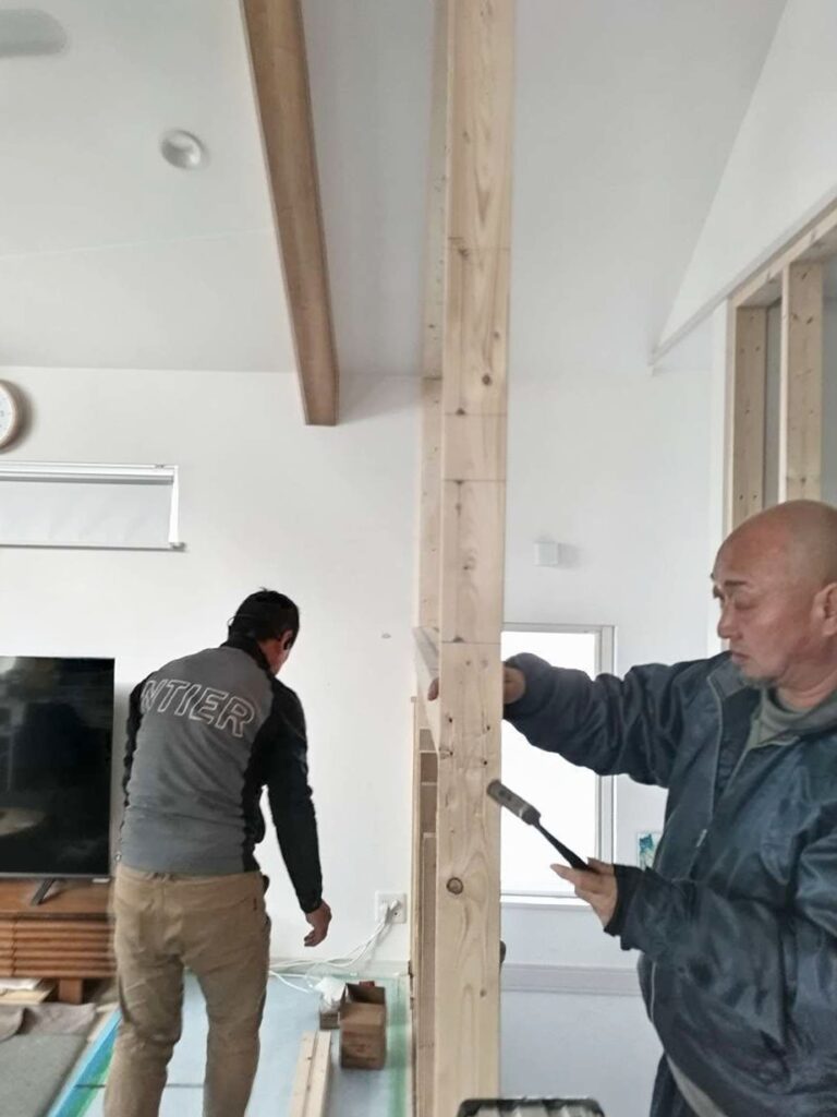 壁の骨組みを組んでいきます。