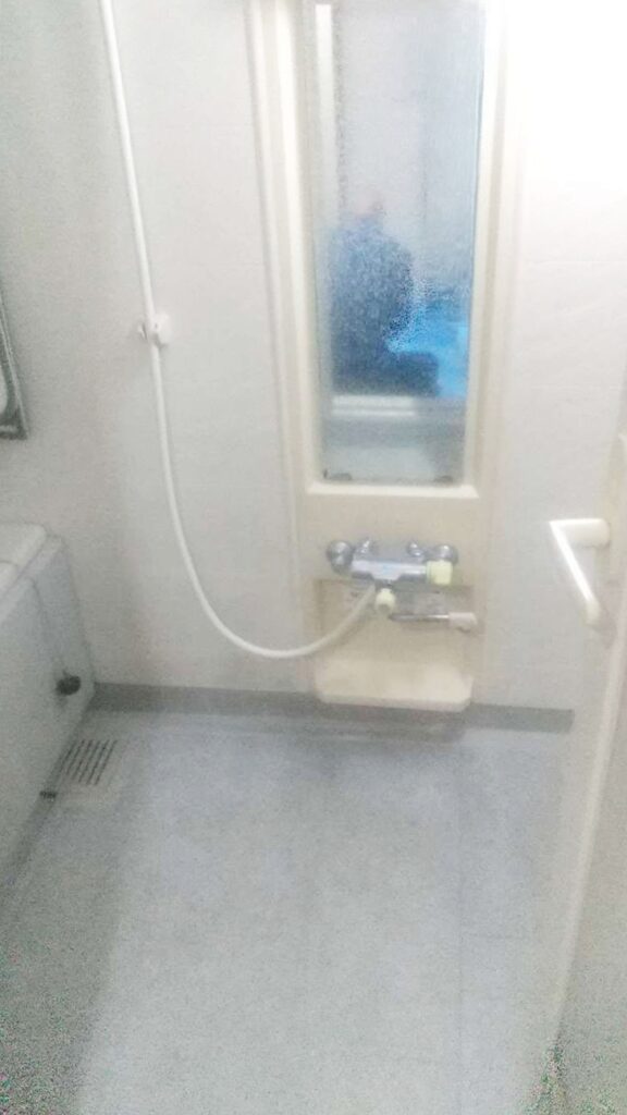 鏡や水栓などに白っぽい水あかの付着がみられました。