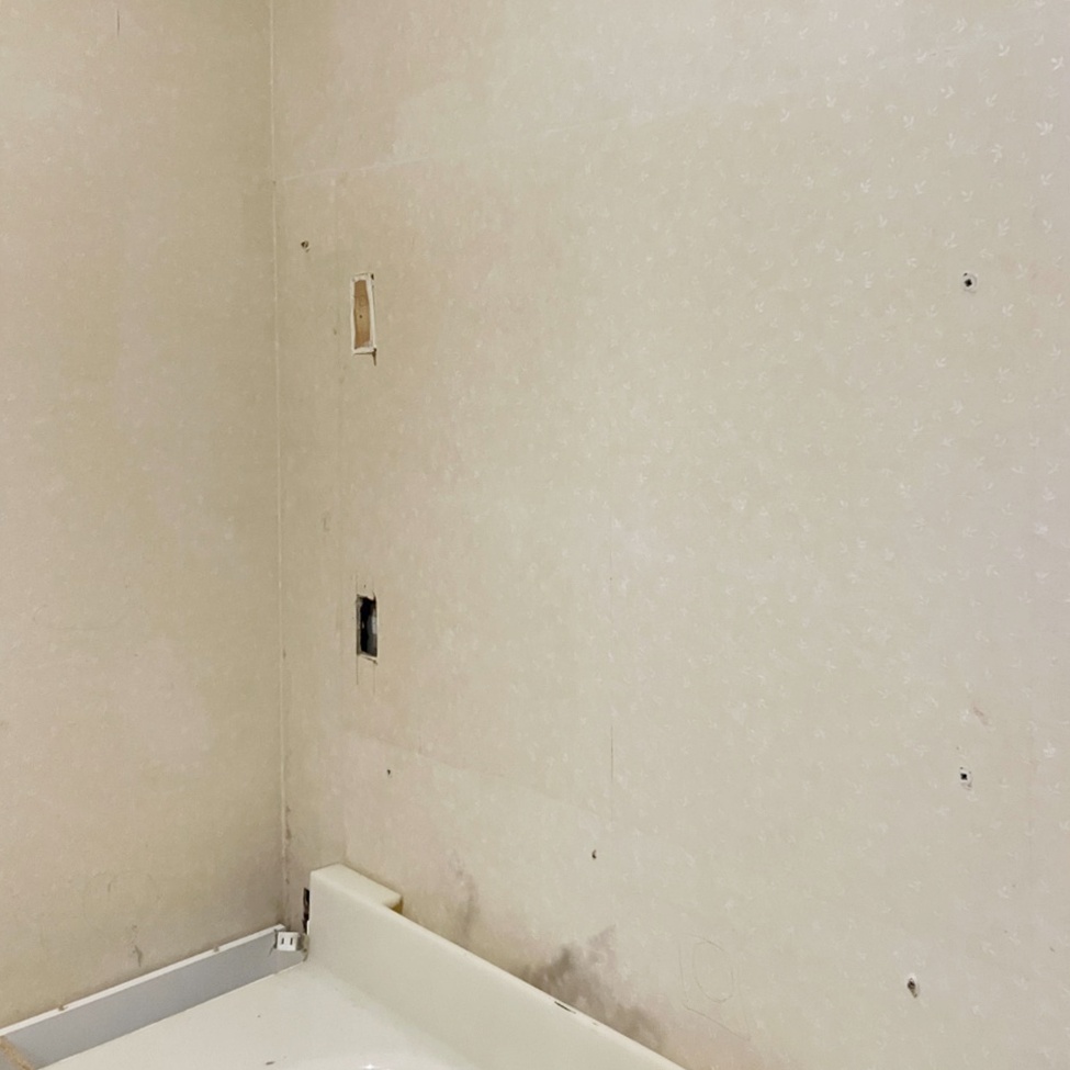 洗面台の上部を撤去しました。