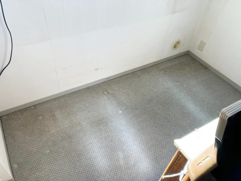 ﾌﾛｰﾘﾝｸﾞに張り替えるので、全ての部屋のｶｰﾍﾟｯﾄを剥がします。