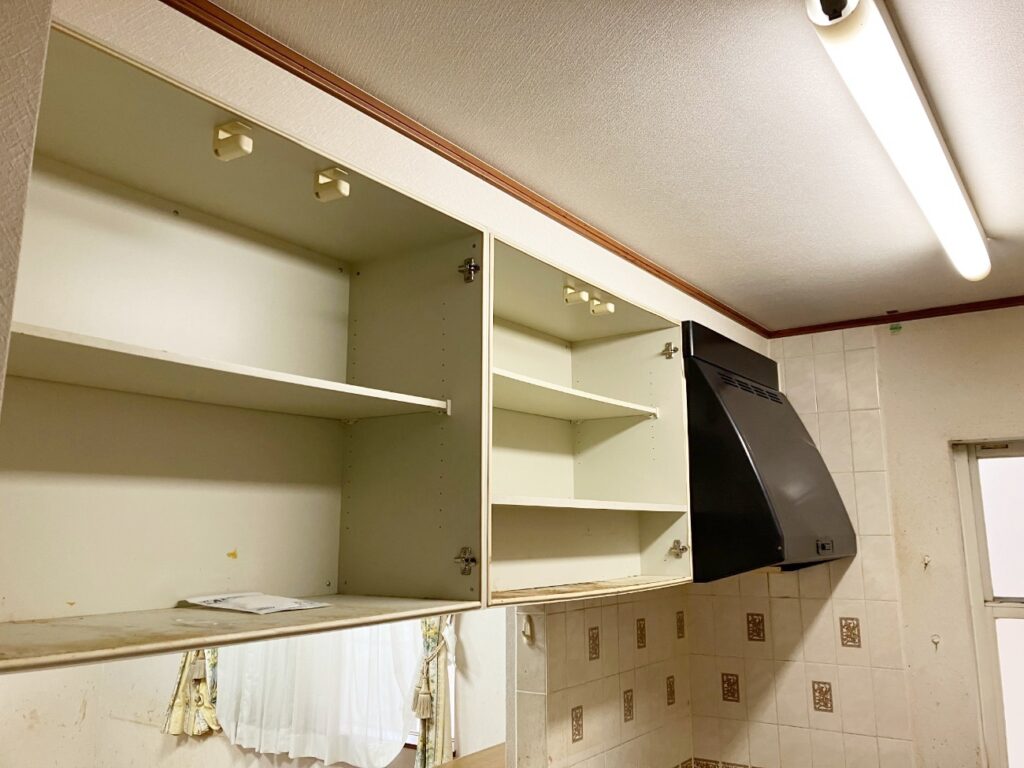 ｷｯﾁﾝ吊戸棚解体中。